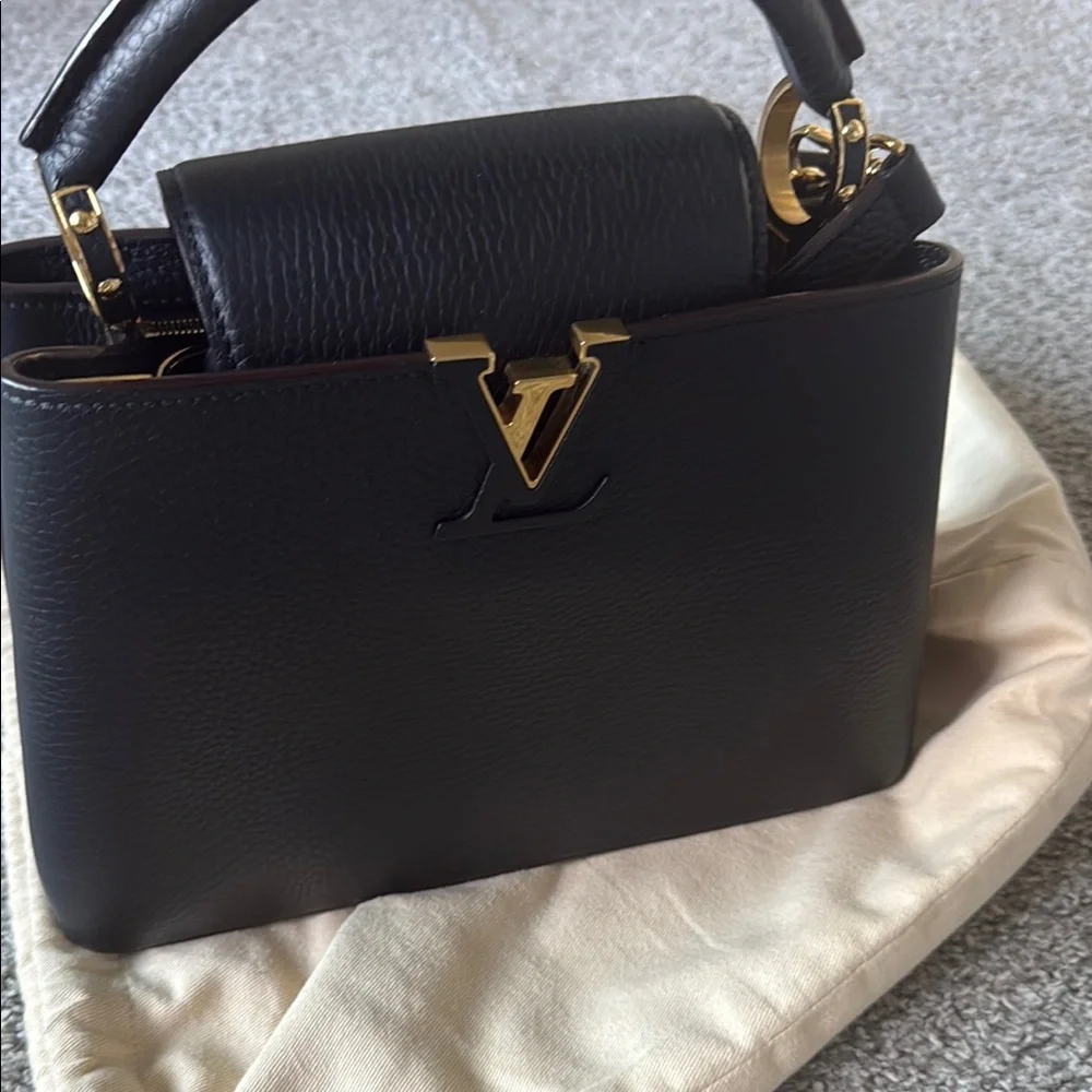 Louis Vuitton Black Crossbody Bag with Textured Leather - Picture 6 of 15